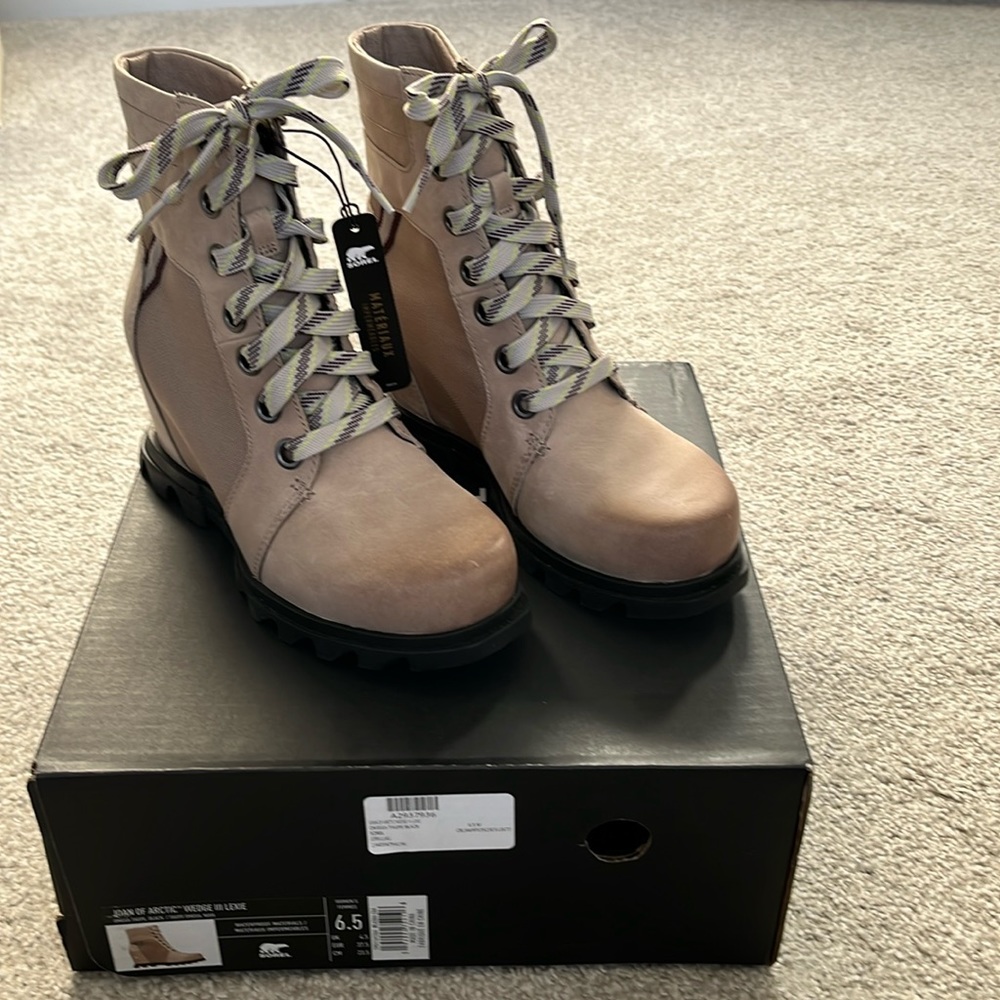 New in box Sorel Joan or Arctic Wedge III Lexie, size 6.5m, taupe leather